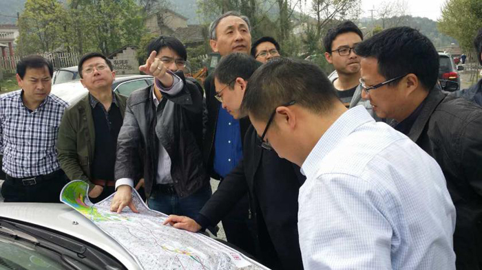 現(xiàn)場勘察.jpg 現(xiàn)場勘察.jpg